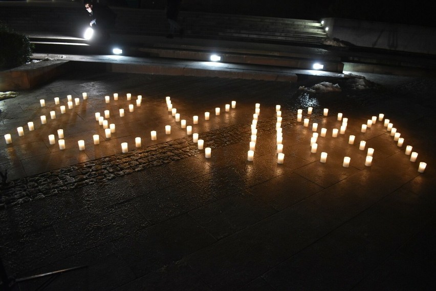 W Bazylice Katedralnej w Kielcach modlono się w intencji ofiar stanu wojennego. Zobacz zdjęcia