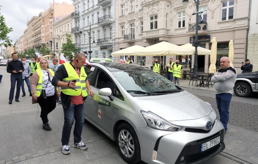 Protest taksówkarzy na Piotrkowskiej w Łodzi. Chcą, by rząd uregulował działania takich firm jak Uber i Bolt [ZDJĘCIA]