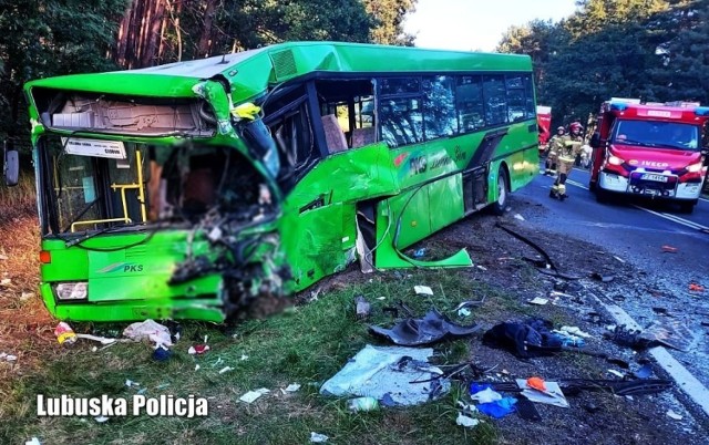 Do tragicznego wypadku doszło w poniedziałek, 13 września. Bus transportu medycznego zderzył się czołowo z autobusem PKS Zielona Góra.