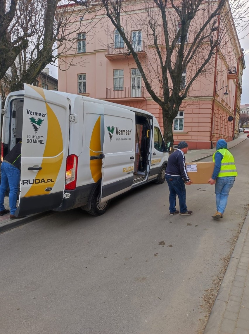 Przedsiębiorcy z Chorzowa i Katowic pojechali pomagać na granicy. Mówią o sytuacji uchodźców i warunkach w Budomierzu