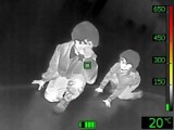Ciekawy eksperyment z użyciem kamery termowizyjnej przeprowadzili z dziećmi strażacy OSP Somonino