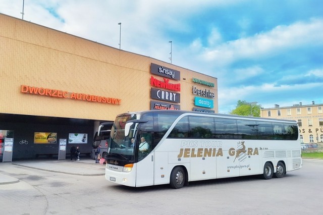 Punktualnie o godzinie 7.00 na trasę z Jeleniej Góry nad Bałtyk wyruszył autobus PKS Tour Jelenia Góra. Po drodze są przystanki w wielu nadmorskich miejscowościach
