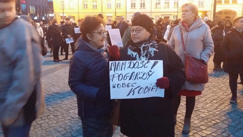 Protest kobiet na Starym Rynku w Bydgoszczy, 8 marca 2017.