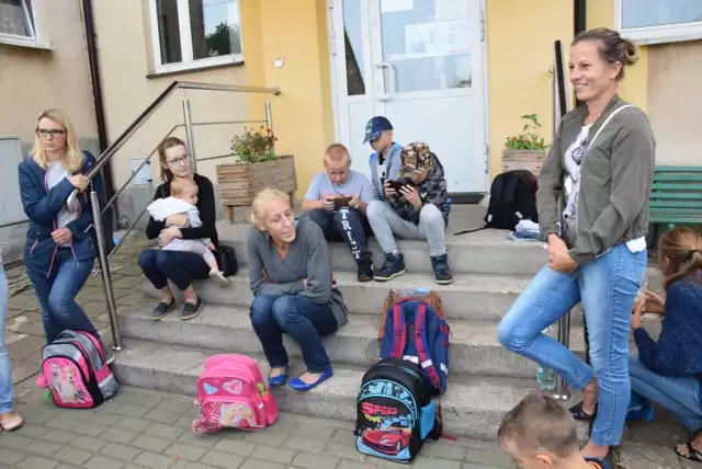 Dzieci wraz z rodzicami dziś także oczekiwały na otwarcie szkoły w Monkiniach