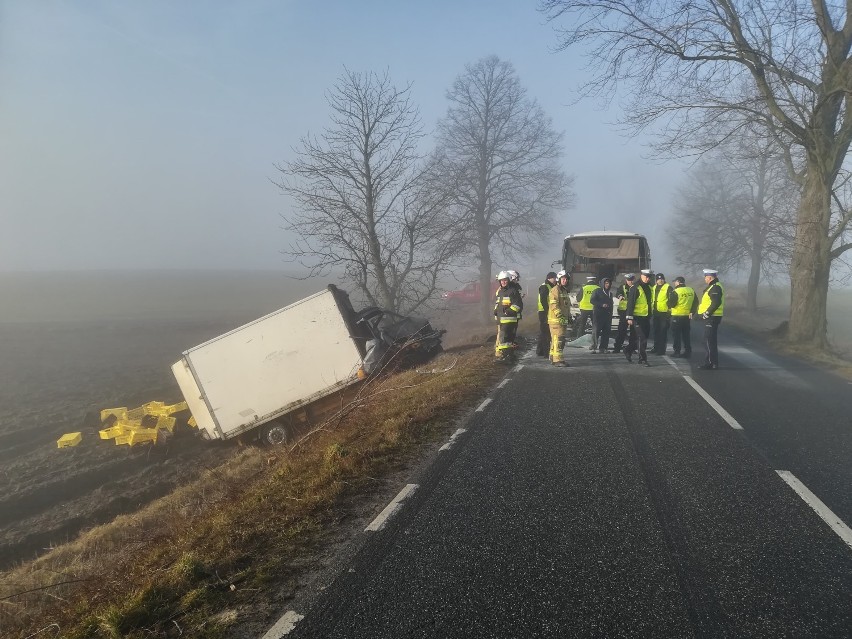 Samochód dostawczy zderzył się z autobusem w Rywałdzie [wideo, zdjęcia]