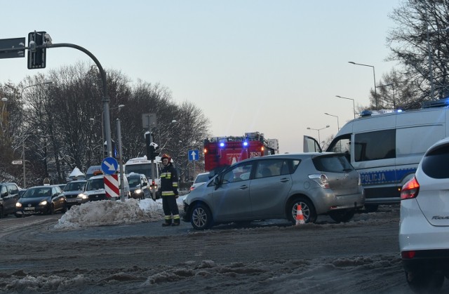 Do kolizji samochodu osobowego i auta strażackiego doszło na skrzyżowaniu ul. ks. Sitki i Słonecznej z al. M.B. Fatimskiej. Droga była zablokowana