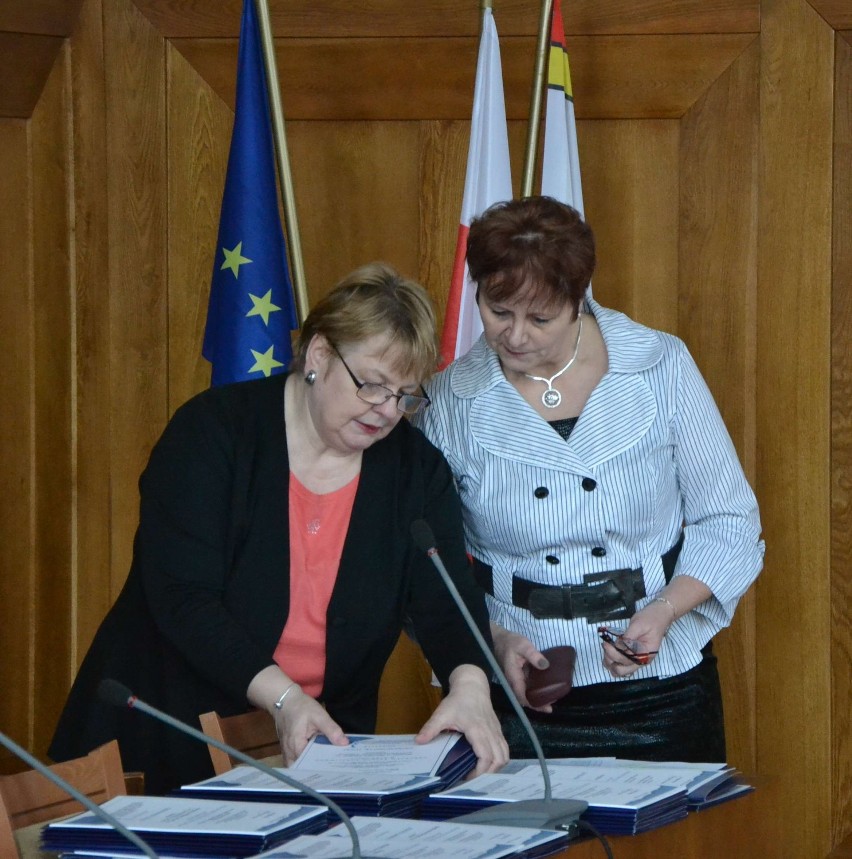 Malbork: Stypendia burmistrza dla uczniów wręczone w sali narad Urzędu Miasta