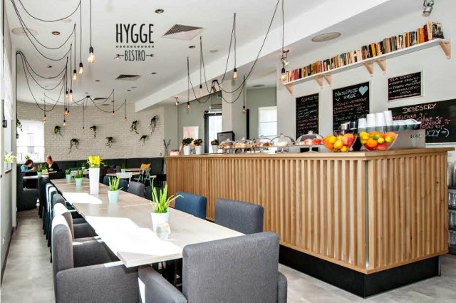 Hygge to bistro idealne dla studentów, ponieważ mieści się na Ruczaju. Do zupy z karty można dobrać 1 z 3 dań głównych oferowanych przez bistro. Nie dość, że znajdziemy opcję mięsną i bezmięsną, to zawsze możemy liczyć na coś słodkiego.

Gdzie? Zachodnia 27, Ruczaj
O której? 12:00 - 18:00
Za ile? 16,90 zł