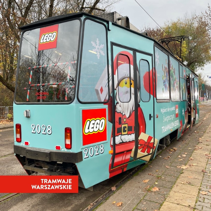 Tramwaj LEGO w Warszawie. Nietypowy pojazd wyjechał na stołeczne szyny. Przedświąteczna akcja w mieście
