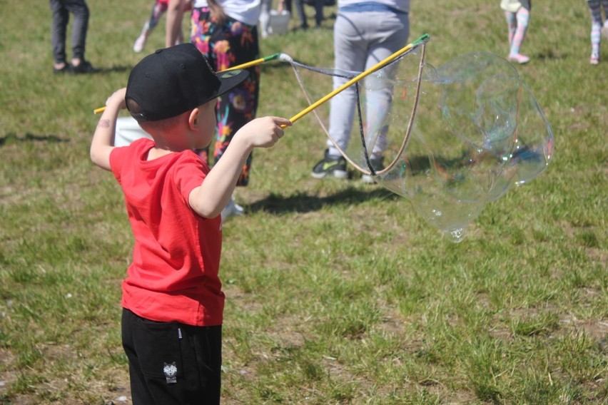 Dzień Baniek Mydlanych w głogowskiej marinie - zabawa nie tylko dla dzieci. ZOBACZCIE ZDJĘCIA