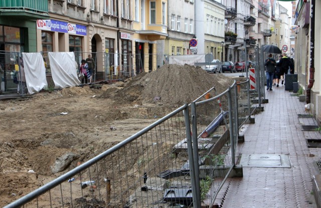 W Grudziądzu na odcinku ulicy Toruńskiej między Kwiatową a Marcinkowskiego nie dzieje się nic. W opuszczonych przez robotników wykopach wyrosły chwasty i gromadzą się śmieci.