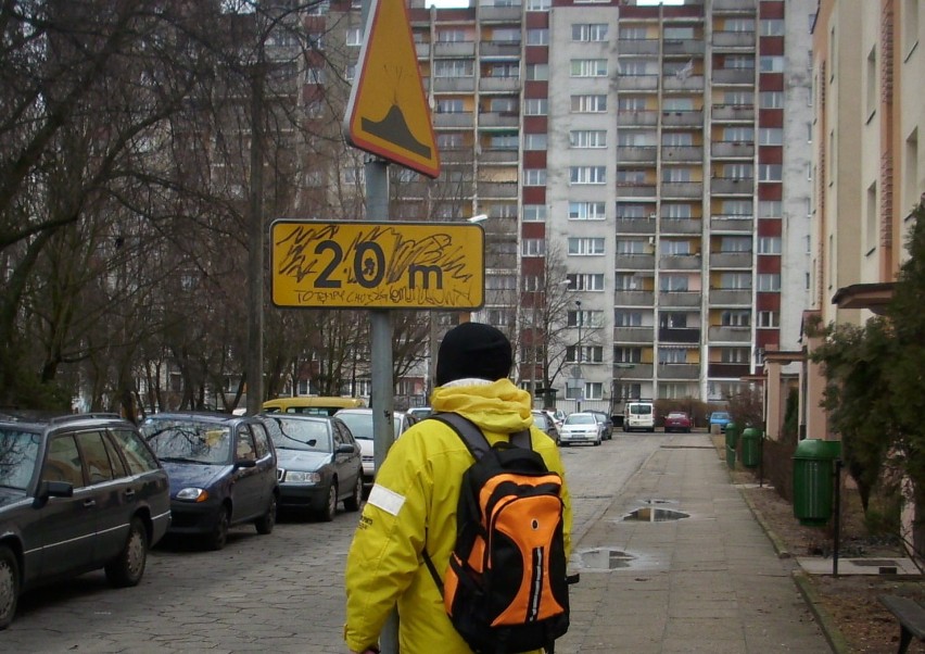 Jest powiedzenie "Małych ludzi Pan Bóg stworzył, duże osły...