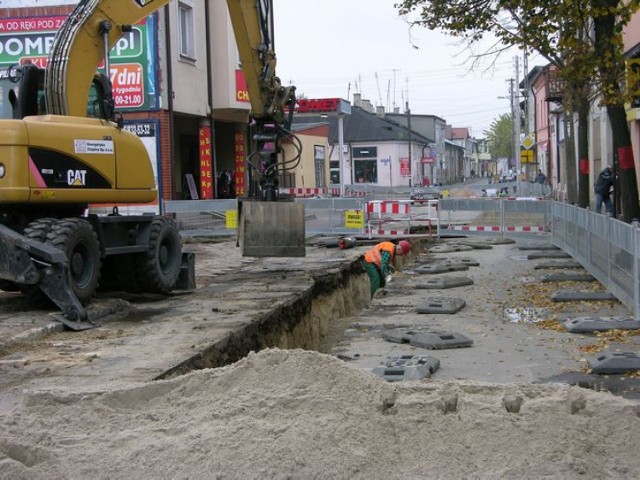 Ulica Strykowska w Skierniewicach rozkopana przez spółkę Energetyka Cieplna. Ciepłownia doprowadza sieć ciepłowniczą do ulicy Batorego i instaluje cztery przyłącza.