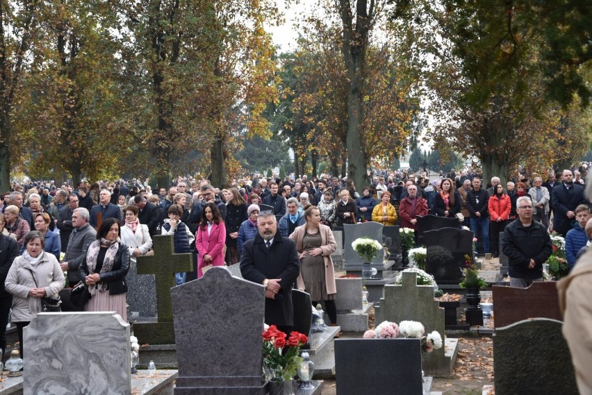Tłumy na nowotomyskim cmentarzu. Nowotomyślanie odwiedzają...