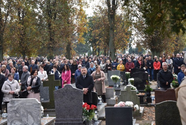 Tłumy na nowotomyskim cmentarzu. Nowotomyślanie odwiedzają groby swoich bliskich!