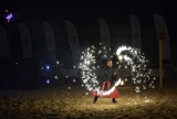 Występ teatru ognia podczas otwarcia festiwalu siatkówki plażowej "Obłędna Plaża" w Zbąszyniu - piątek 26 maja 2023