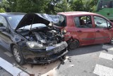 Groźny wypadek na DK 94 w Dębnie. Zderzenie trzech samochodów osobowych, jedna osoba ranna. Są utrudnienia w ruchu