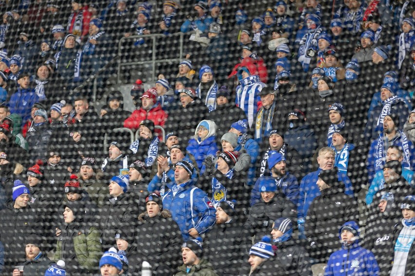 Kibice Ruchu Chorzów na stadionie Cracovii. Zdjęcia