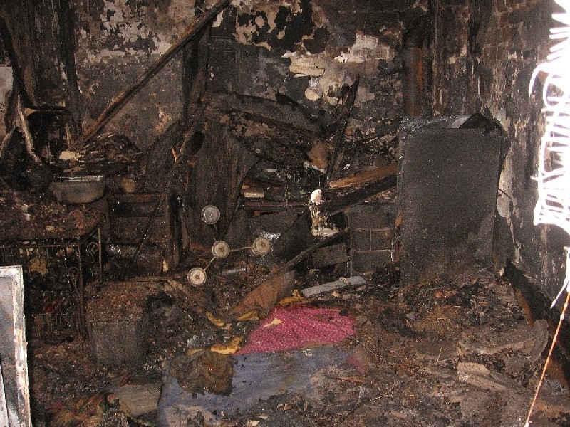 Tragiczny pożar w Prabutach. 3 osoby zginęły w pożarze budynku przy ul. Warszawskiej [ZDJĘCIA]
