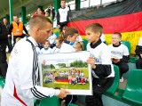 Piłkarze Turnieju &quot;Z podwórka na stadion o Puchar Tymbarku&quot; wręczyli flagę reprezentacji Niemiec