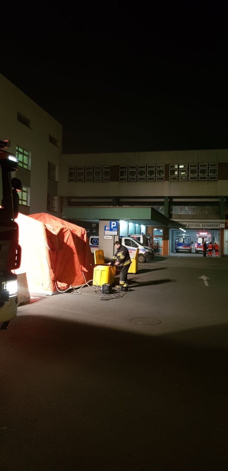 Koronawirus w Rybniku: Namioty jako izolatki dla osób z podejrzeniem koronawirusa przed szpitalem w Rybniku