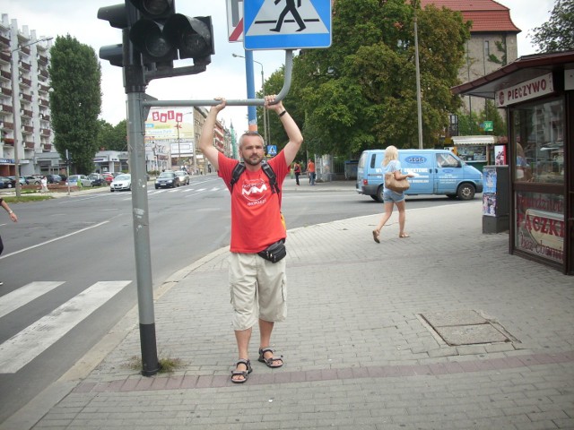 Autor wielkoludem nie jest, dlatego pod wspornikiem znaku swobodnie się mieścił.