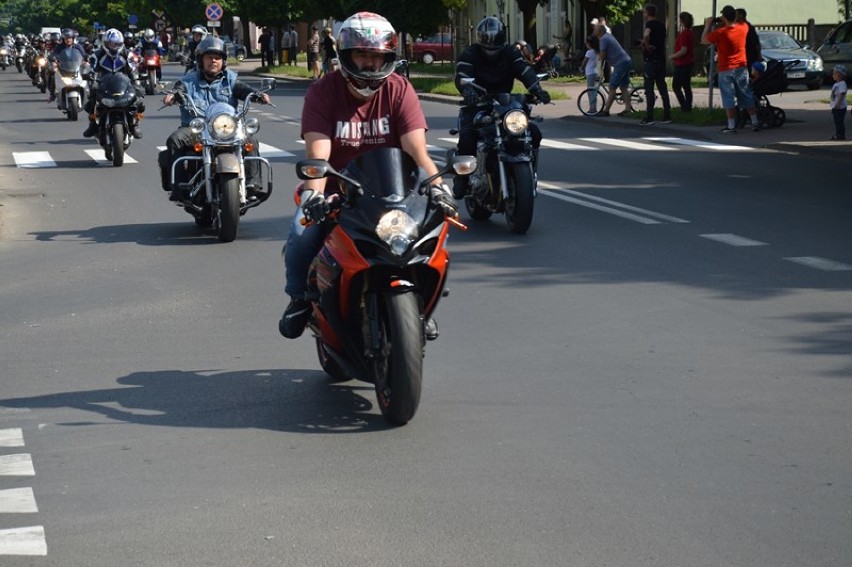 Piknik motocyklowy 2018 w Zduńskiej Woli. Parada motocyklistów przejechała ulicami miasta [ZDJĘCIA]