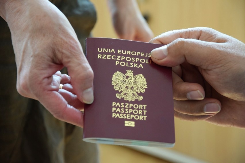 Długie kolejki po paszport. Tyle wniosków o wydanie paszportu nie wpływało od lat. 500+ jedzie na zagraniczne wakacje