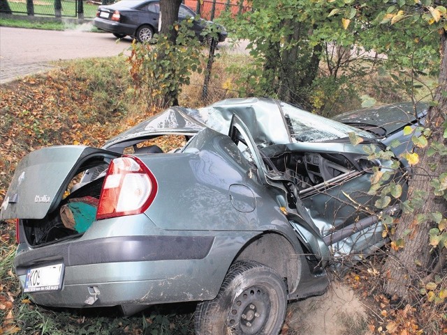 18-latek z Bobrka cudem uniknął śmierci. Jego renault thalia roztrzaskało się o drzewo