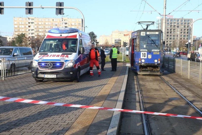 Wypadek na pl. Jana Pawła II. Kobieta wpadła pod tramwaj [ZDJĘCIA]