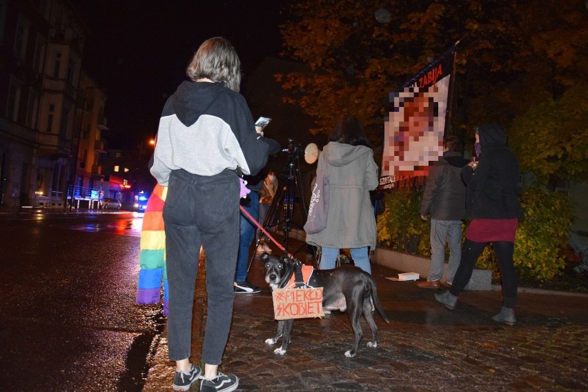 Różaniec działaczy Pro Life pod szpitalem ginekologicznym w Opolu i spacer czarnych parasolek