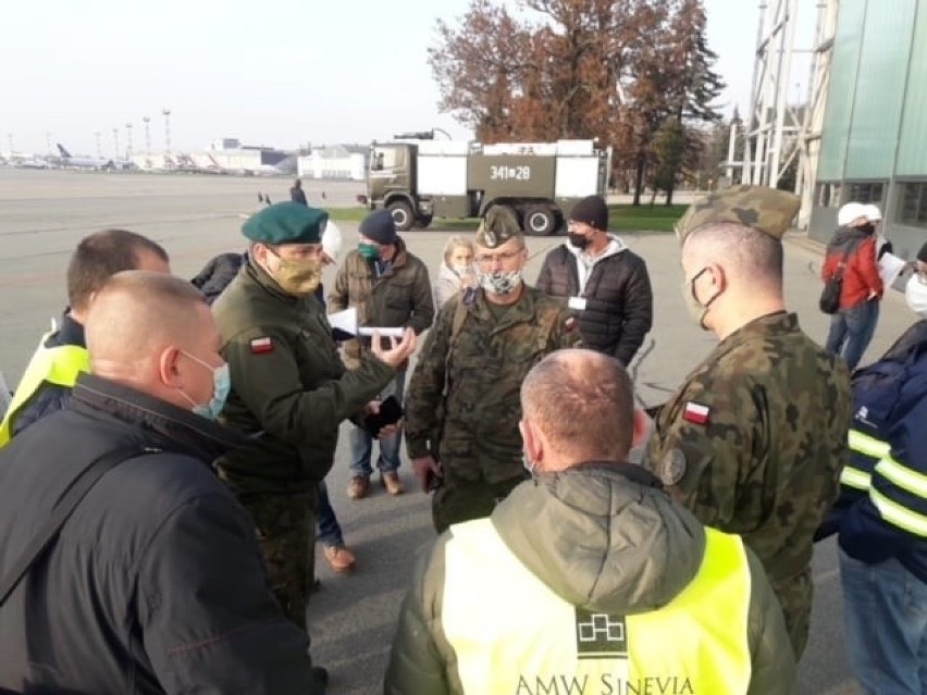 Żołnierze z 10. Opolskiej Brygady Logistycznej działają na...