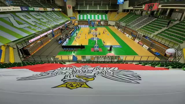 Koszykarze Enei Zastalu BC Zielona Góra mają bardzo udany sezon. Wygrywają mecz za meczem w Energa Basket Lidze, a ostatnio świetnie spisują się też w lidze VTB. Cytując klasyka można stwierdzi: Szkoda, że państwo tego nie widzą. Kibice nie mogą na żywo oglądać efektownej gry Zastalu, ponieważ zgodnie z rządowymi zakazami, imprezy sportowe odbywają się bez udziału publiczności. Trzeba mieć nadzieję, że pandemia koronawirusa niebawem będzie w mocnym odwrocie i wspaniali zielonogórscy kibice znów będą mogli żywiołowo wspierać koszykarzy z trybun hali CRS.

Zobaczcie, jak wygląda pusta hala CRS, gdy po boisku biegają koszykarze >>>>

WIDEO: Quinton Hosley, był zawodnikiem Zastalu Zielona Góry
