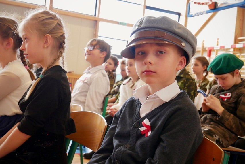 W Zespole Szkolno-Przedszkolnym w Kałkowie (gm. Otmuchów) odbył się Przegląd Pieśni i Poezji Patriotycznej