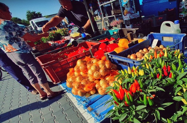 Na targowisku podczas dzisiejszego, poniedziałkowego dnia handlowego – jak relacjonuje Urząd Miejski w Złoczewie – było słonecznie, gwarno i kolorowo