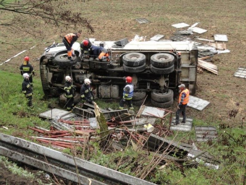 Żegiestów wypadek. Ciężarówka wypadła z drogi i stoczyła się w dół