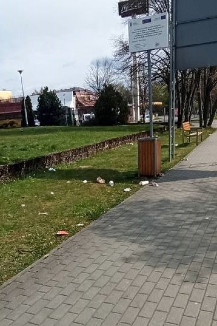 Mnóstwo śmieci w pobliżu McDonald’sa w Słupsku. Straż Miejska zapowiada interwencję [ZDJĘCIA]