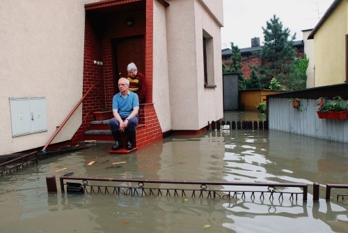 Życie Haliny i Kazimierza Pytlów z zabrzańskich Makoszów od kilku dni toczy się na piętrze odciętego od świata domu.