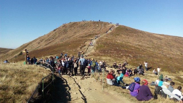 Tarnica, najwyższy szczyt polskich Bieszczad (1346 m), to ciągle jedno z najpopularniejszych miejsc, wybieranych na górską wędrówkę. Ze szczytu, piękną panoramę pobliskich grzbietów warto obejrzeć w jesiennych barwach. Zobaczcie, jak było na szlaku w miniony weekend. 

Zobacz także:
Piękna pogoda w Bieszczadach. Na szlaku na Połoninę Wetlińską pojawił się tłum turystów z całej Polski [ZDJĘCIA]
Słowackie Tatry widziane z ponad 100 km [ZDJĘCIA INTERNAUTY]