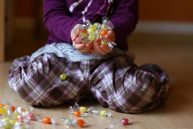 Dzieci przynoszą słodycze do przedszkola, aby poczęstować swoich kolegów, kiedy mają np. urodziny albo imieniny.