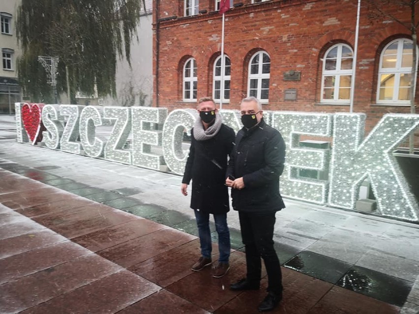 Choinka i świąteczny napis już na placu Wolności w Szczecinku [zdjęcia]