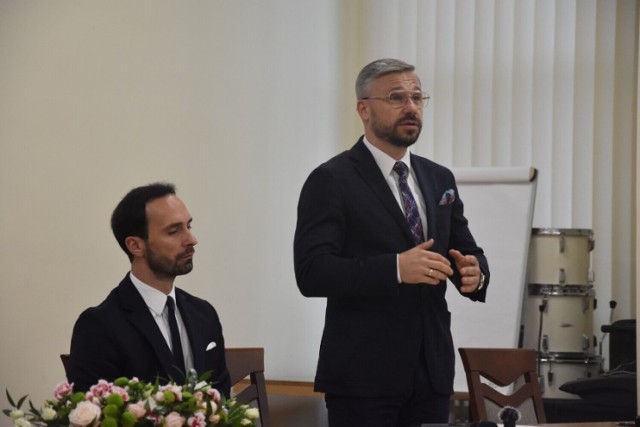 – Dziękuję za czynną współpracę wszystkim przedstawicielom rządu, urzędu marszałkowskiego oraz samorządowcom – mówi Jarosław Sochacki (z prawej)