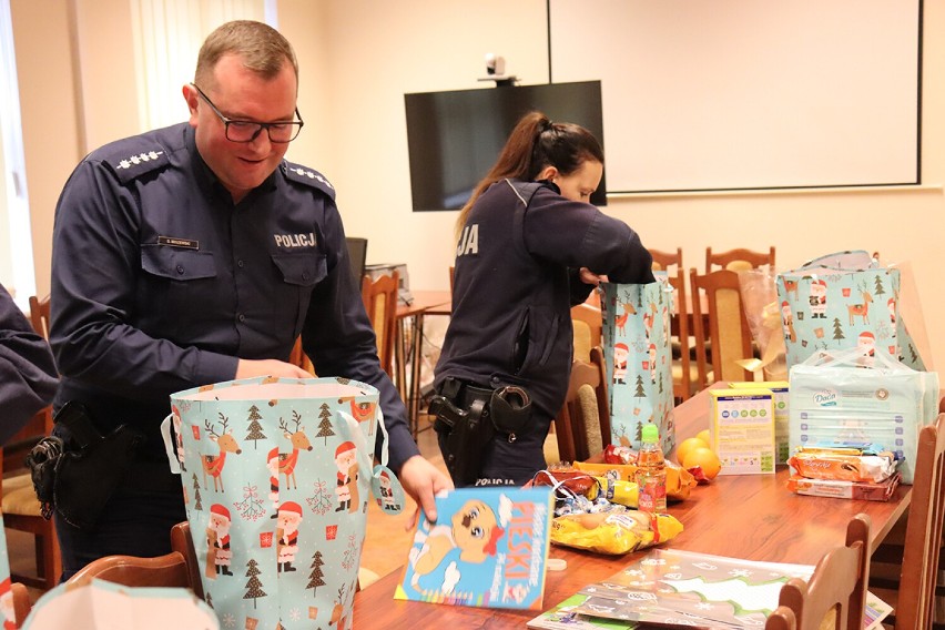 W Bytowie święty Mikołaj był w mundurze. Policjanci zrobili paczki dla potrzebujących rodzin