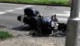 Poważny wypadek w Częstochowie. Samochód zajechał drogę motocykliście. Dwie osoby zostały poszkodowane. ZDJĘCIA