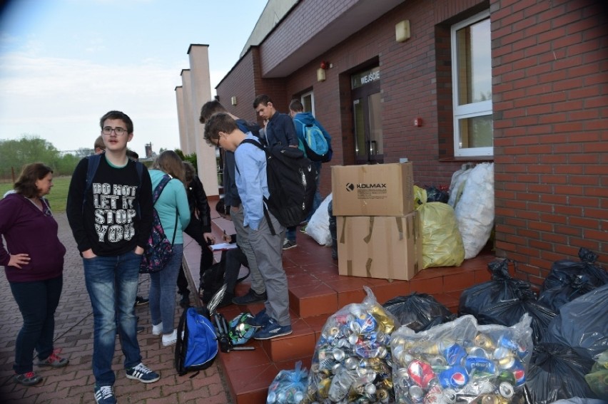 Gimnazjum w Budzyniu: Uczniowie zebrali ponad 300 kg puszek! Po co?