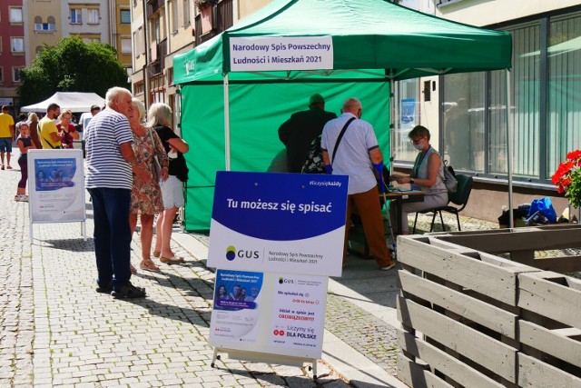 Punkt Narodowego Spisu Powszechnego pod Centrum Dialogu Społecznego na legnickim rynku