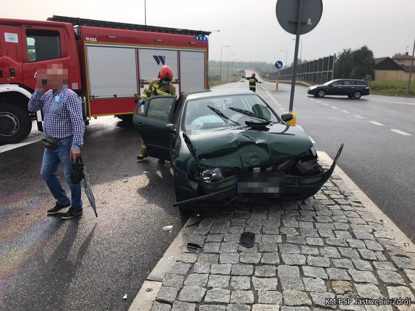 Wypadki w Jastrzębiu: zderzenie aut na DGP, samochód w rowie...