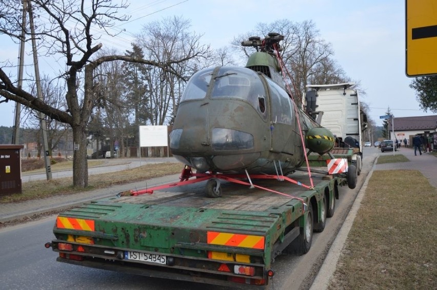 Helikopter SM-2 trafił do Muzeum imienia Orła Białego w Skarżysku (WIDEO, ZDJĘCIA)