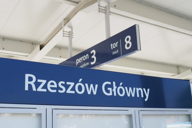 Do końca sierpnia dostępne będą wszystkie trzy perony na stacji Rzeszów Główny. Wykonawca kończy prace na ostatnim peronie nr 3 i w przejściu podziemnym. Rozpoczynają się odbiory urządzeń, a po niezbędnych testach uruchomione zostaną windy i schody ruchome.