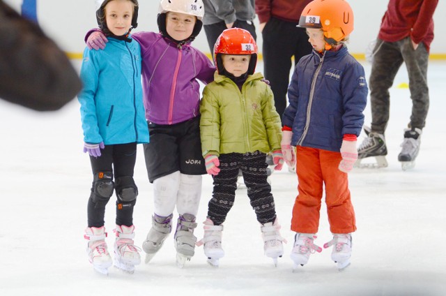 W wyścigach na lodzie wzięli udział też najmłodsi sportowcy